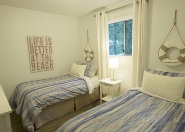 Second bedroom with two twin beds